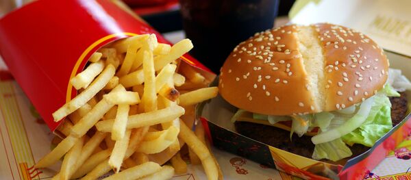 Картофель фри, гамбургер и кола в Макдональдс - Sputnik Южная Осетия
