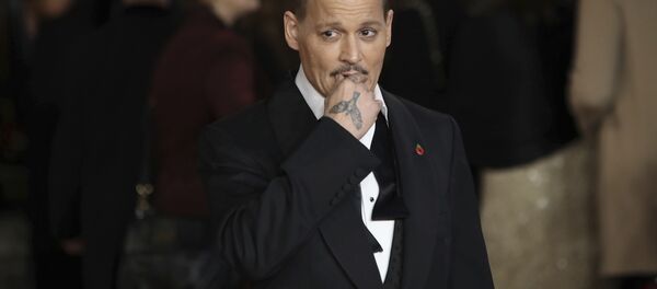Актер Джонни Депп позирует фотографу на премьере фильма Убийство в Восточном экспрессе Актер Джонни Депп позирует фотографу на премьере фильма Убийство в Восточном экспрессе - Sputnik Южная Осетия