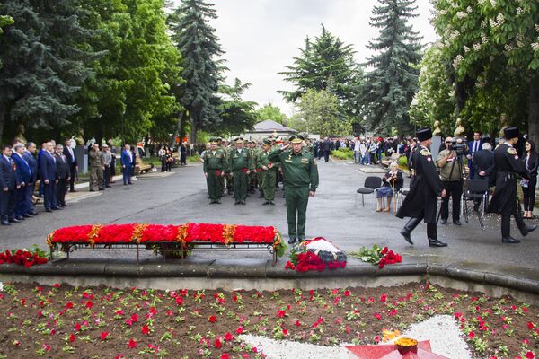 Возложение цветов к вечному огню - Sputnik Хуссар Ирыстон