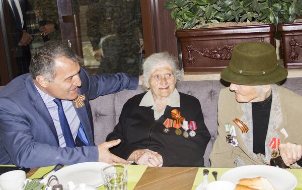 Анатолий Бибилов на встрече с ветеранами ВОВ - Sputnik Южная Осетия