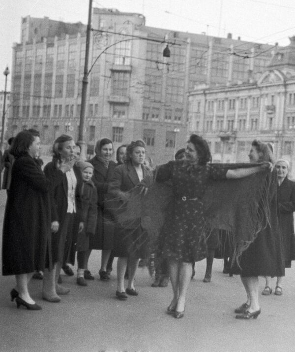 Женщины танцуют на улицах Москвы в честь Дня Победы 9 мая 1945 года - Sputnik Южная Осетия
