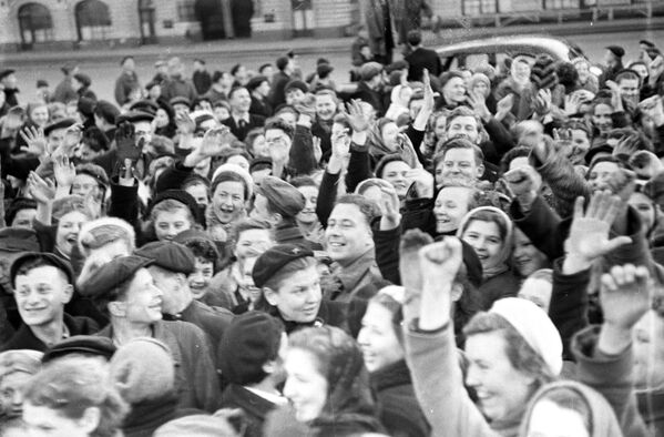 Москвичи на Красной площади в День Победы, 9 мая 1945 года. - Sputnik Южная Осетия