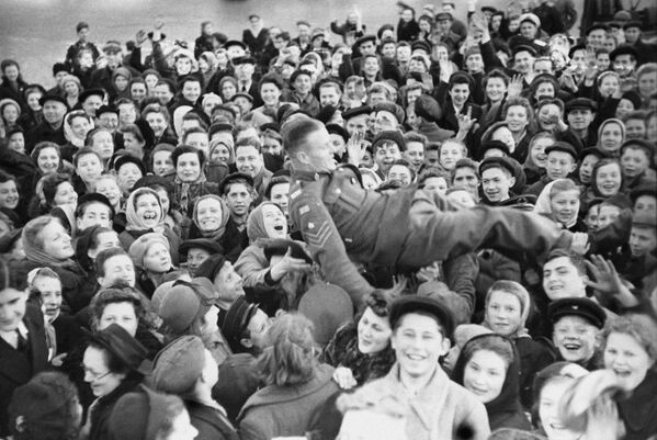 Великая Отечественная война 1941-1945 годов. Жители Москвы 9 мая 1945 года в День Победы на Красной площади. - Sputnik Южная Осетия