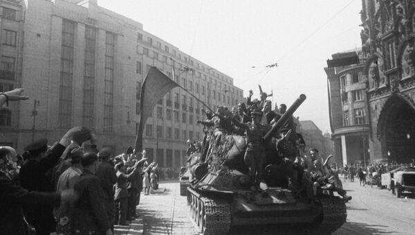 Жители Праги приветствуют советских воинов-освободителей - Sputnik Южная Осетия