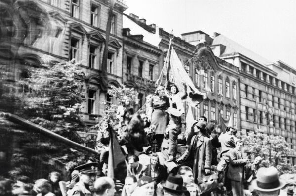 Жители города Праги приветствуют советских воинов на Вацлавской площади 9 мая 1945 года. - Sputnik Южная Осетия