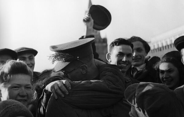 На Красной площади в день окончания Великой Отечественной войны. Москва, 9 мая 1945 года. - Sputnik Южная Осетия