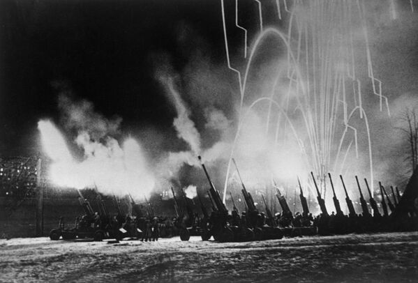 9 мая 1945 г. в ознаменование Победы над Германией в Москве был дан салют из  30 артиллерийских залпов из 1 тысячи орудий, сопровождающийся перекрестными лучами из 160 прожекторов и пуском разноцветных ракет. - Sputnik Южная Осетия