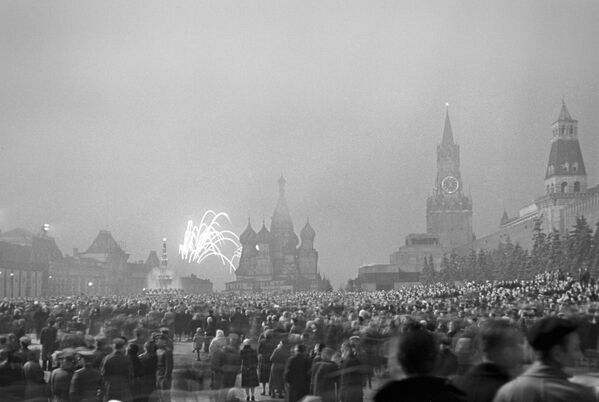 Салют Победы 9 мая 1945 года на Красной площади в Москве. - Sputnik Южная Осетия