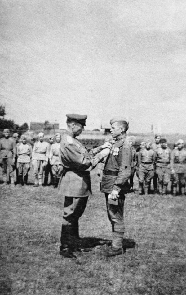 Полковник А. Каверин награждает бойца своей бригады в день Победы 9 мая 1945 года - Sputnik Южная Осетия
