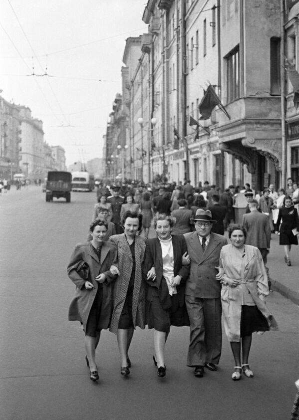 Москвичи на улице Горького 9 мая 1945 года - Sputnik Южная Осетия
