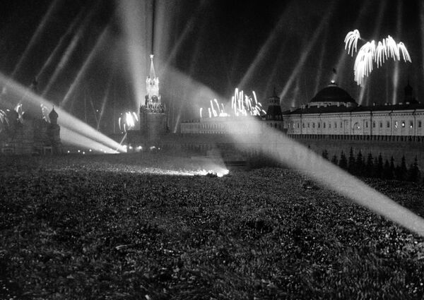 Салют Победы на Красной площади 9 мая 1945 года - Sputnik Южная Осетия