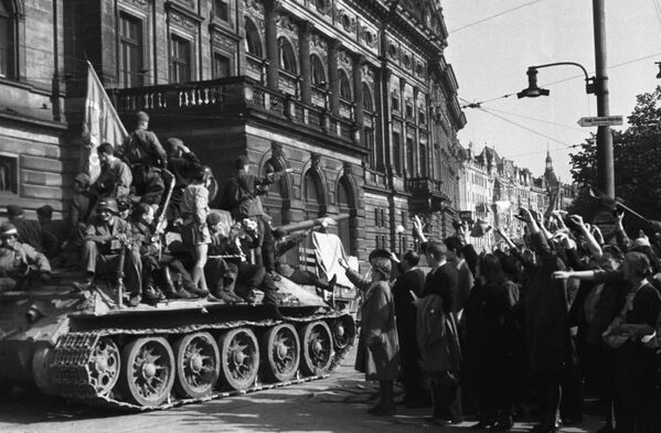 Жители Праги приветствуют советские войска 9 мая 1945 года - Sputnik Южная Осетия