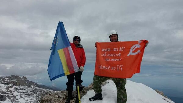 Альпинисты МЧС Южной Осетии водрузили знамя Победы на вершине Урс Хох - Sputnik Южная Осетия