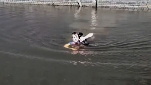 Мужчина спас застрявшего посреди водоема кота - Sputnik Южная Осетия