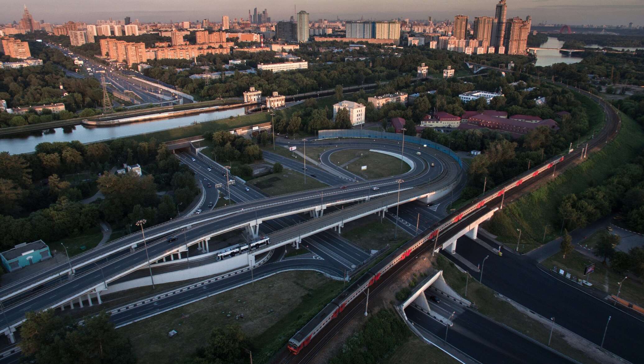 Центр москвы шоссе. Тушинский тоннель Волоколамского шоссе. Акведук Волоколамское шоссе. Акведук над Волоколамским шоссе. Волоколамское шоссе эстакада.