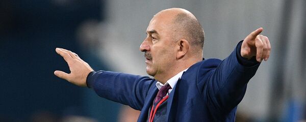 Главный тренер сборной России по футболу Станислав Черчесов в товарищеском матче между сборными командами России и Испании Главный тренер сборной России по футболу Станислав Черчесов в товарищеском матче между сборными командами России и Испании - Sputnik Южная Осетия