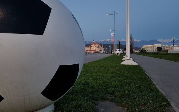 На улицах города и вдоль проезжей части установлена футбольная атрибутика - Sputnik Южная Осетия