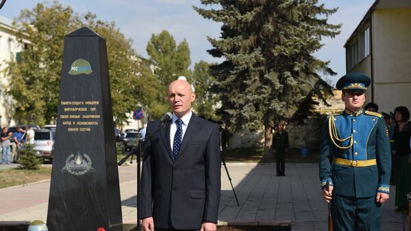 На открытии стелы миротворцам присутствовал бывший командующий ССПМ Марат Кулахметов - Sputnik Южная Осетия