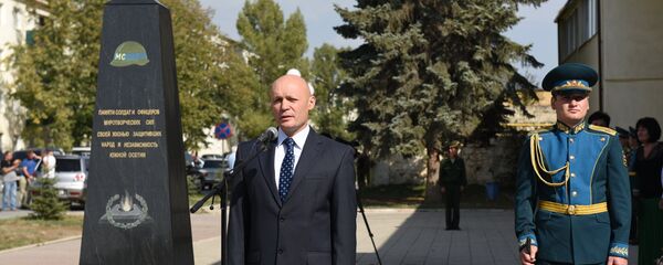 На открытии стелы миротворцам присутствовал бывший командующий ССПМ Марат Кулахметов На открытии стелы миротворцам присутствовал бывший командующий ССПМ Марат Кулахметов - Sputnik Южная Осетия