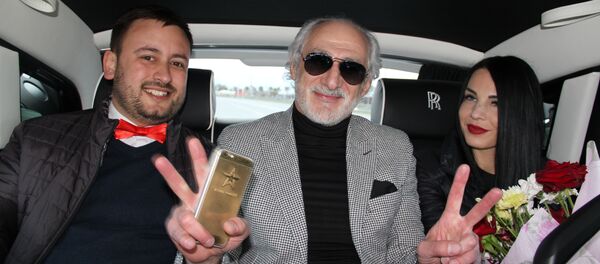 Прогулка на «Роллс-Ройсе» с Ахриком Цвейбой. Прогулка на «Роллс-Ройсе» с Ахриком Цвейбой. - Sputnik Южная Осетия