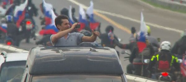 Путешественники приветствовали друг друга, впервые проезжая по Крымскому мосту - Sputnik Южная Осетия