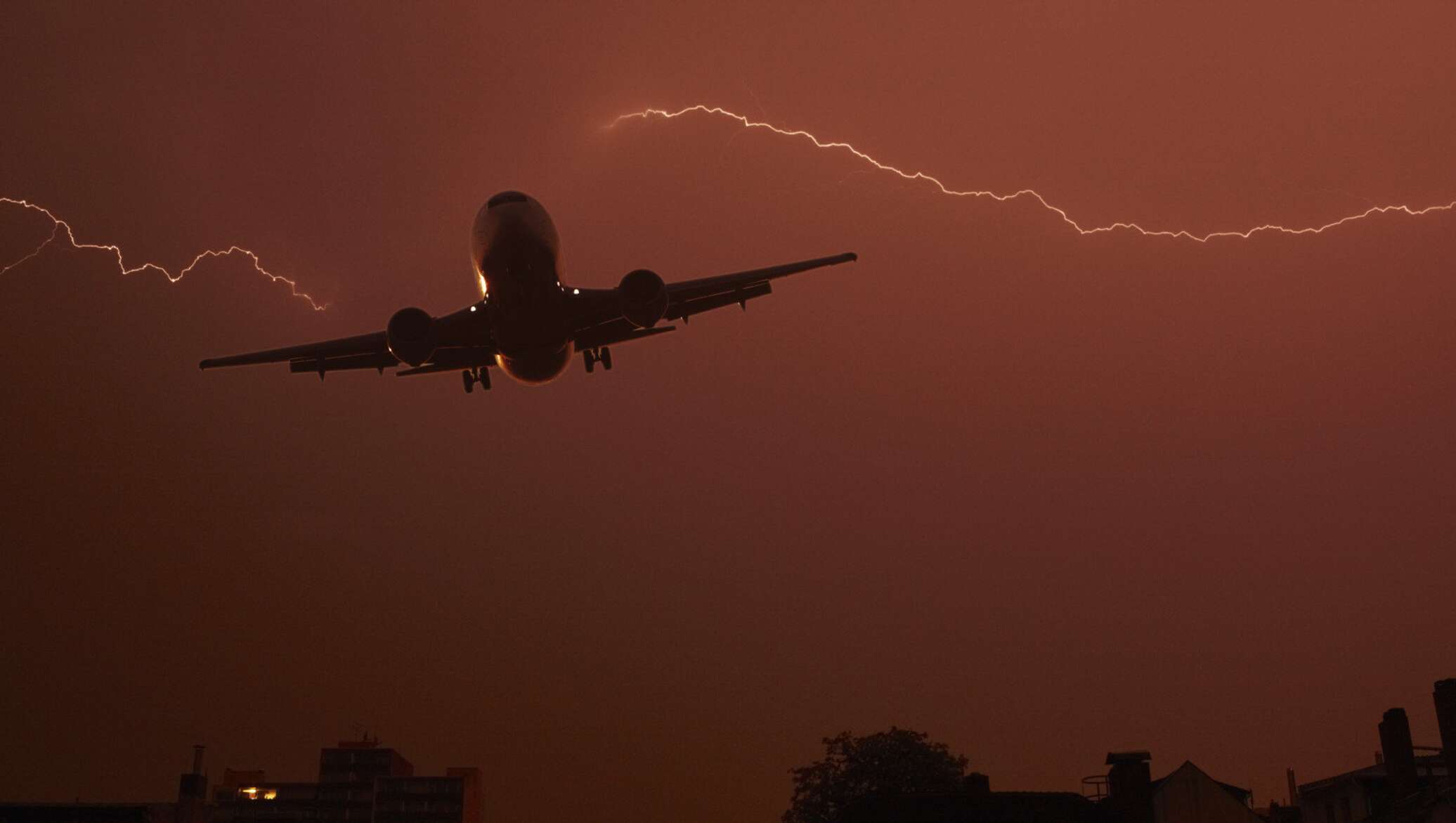 Bad flight. Самолет в грозу. Молния в самолет. Гроза Авиация. Гроза в небе с самолета.