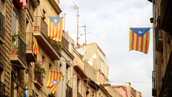 Флаги Испании и Каталонии на одной из улиц Барселоны - Sputnik Южная Осетия