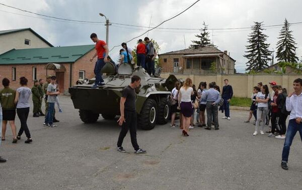 Старшеклассники Южной Осетии побывали в ОМОН - Sputnik Южная Осетия