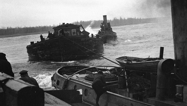 Корабли Ладожской флотилии по Дороге жизни доставляют груза в блокадный Ленинград - Sputnik Южная Осетия