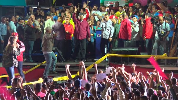 Сторонники Мадуро танцуют и поют во время выступлении переизбранного президента - Sputnik Южная Осетия