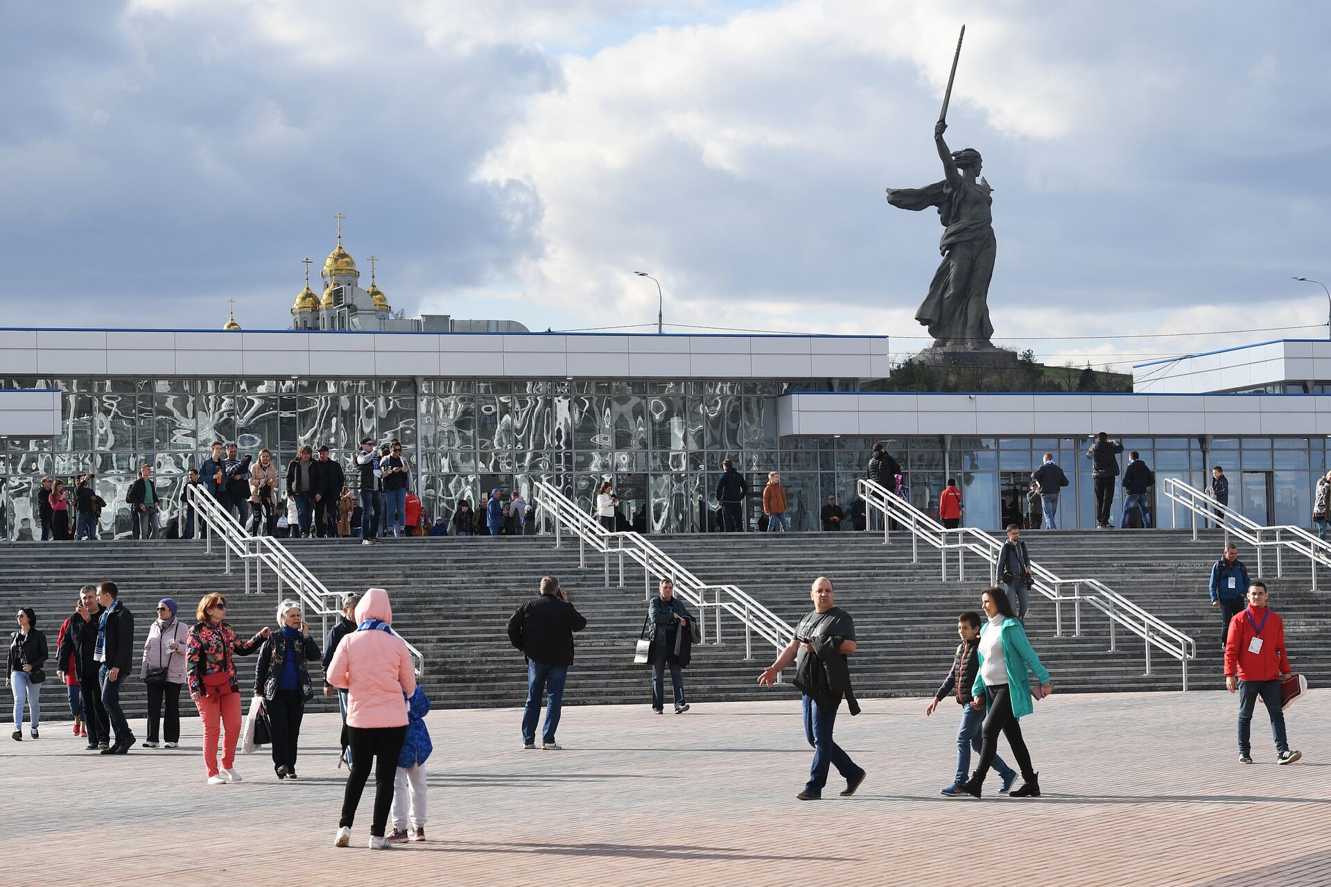 Вид на мемориал Родина-мать с площади перед стадионом Волгоград Арена - Sputnik Южная Осетия, 1920, 08.11.2023