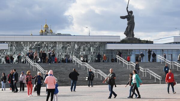 Вид на мемориал Родина-мать с площади перед стадионом Волгоград Арена - Sputnik Южная Осетия