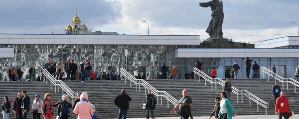 Вид на мемориал Родина-мать с площади перед стадионом Волгоград Арена - Sputnik Южная Осетия