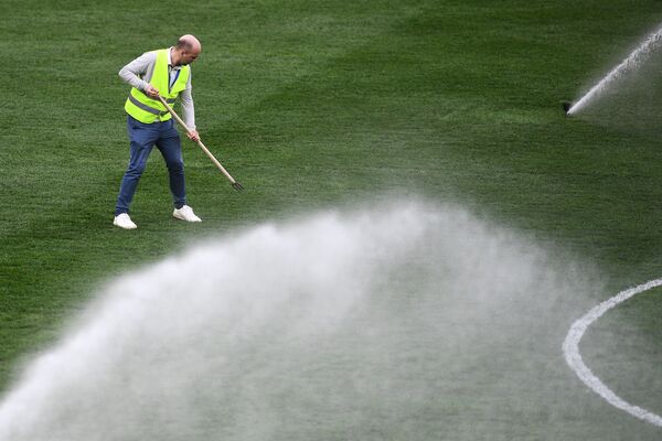 Уборка газона на поле на стадионе Волгоград Арена - Sputnik Южная Осетия