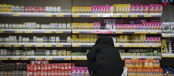 Покупатель в супермаркете сети Лента в Москве Покупатель в супермаркете сети Лента в Москве - Sputnik Южная Осетия
