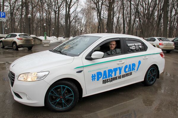 Караоке-такси Party Car и его владелец Алексей Караоке-такси Party Car и его владелец Алексей - Sputnik Южная Осетия