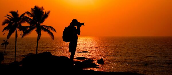 Силуэт туриста на берегу моря  - Sputnik Южная Осетия