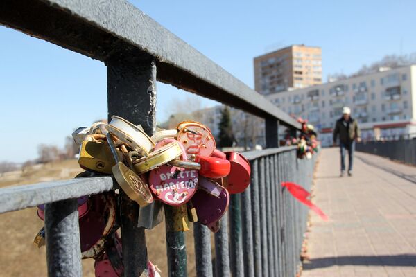 Символ крепкой любви на ограде моста в Нижнем Новгороде Символ крепкой любви на ограде моста в Нижнем Новгороде - Sputnik Южная Осетия