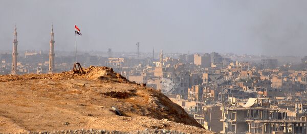 Сирийский флаг на фоне города Дейр-эз-Зор Сирийский флаг на фоне города Дейр-эз-Зор - Sputnik Южная Осетия