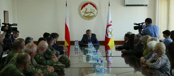 Глава югоосетинского государства вручил награды отличившимся гражданам в преддверии 26-й годовщины подписания Акта о провозглашении независимости - Sputnik Южная Осетия