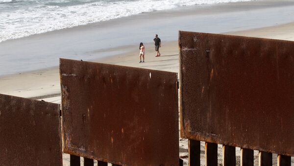 Забор, отделяющий Мексику и США в районе Сан-Диего, Калифорния - Sputnik Южная Осетия