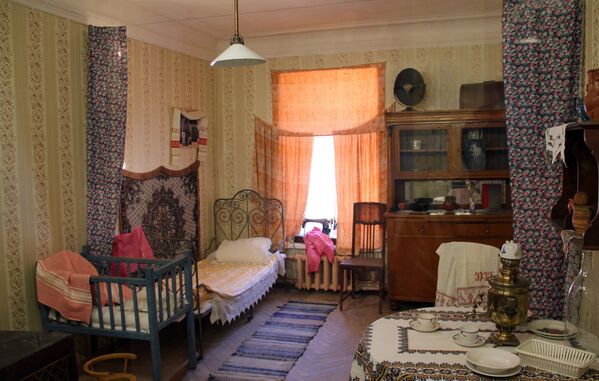 Интерьер комнаты коммунальной квартиры на выставке Коммунальный рай, или Близкие поневоле в Особняке Румянцева, Санкт-Петербург - Sputnik Южная Осетия