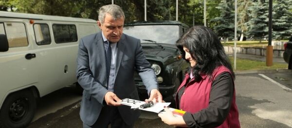 Президент Южной Осетии подарил автомобили Минобразованию РЮО - Sputnik Южная Осетия