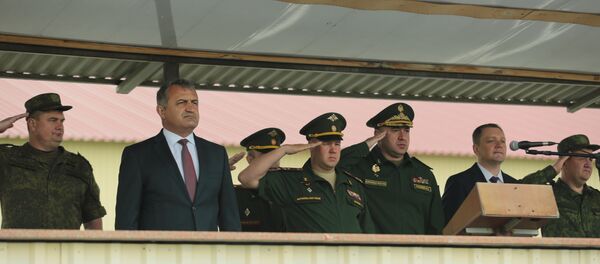 Президент РЮО посетил торжественный митинг на 4-й военной базе Президент РЮО посетил торжественный митинг на 4-й военной базе - Sputnik Южная Осетия