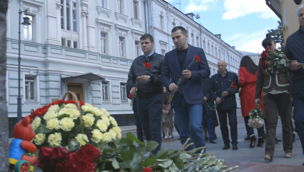 В Международный день защиты детей в Москве возложили цветы к памятнику жертвам Бесланской трагедии - Sputnik Южная Осетия