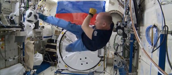 Официальным мячом ЧМ-2018 сыграли на МКС - Sputnik Южная Осетия