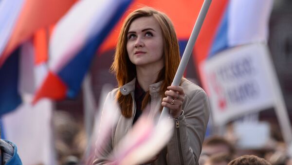 Девушка на праздничном концерте в честь Дня России на Красной площади - Sputnik Южная Осетия