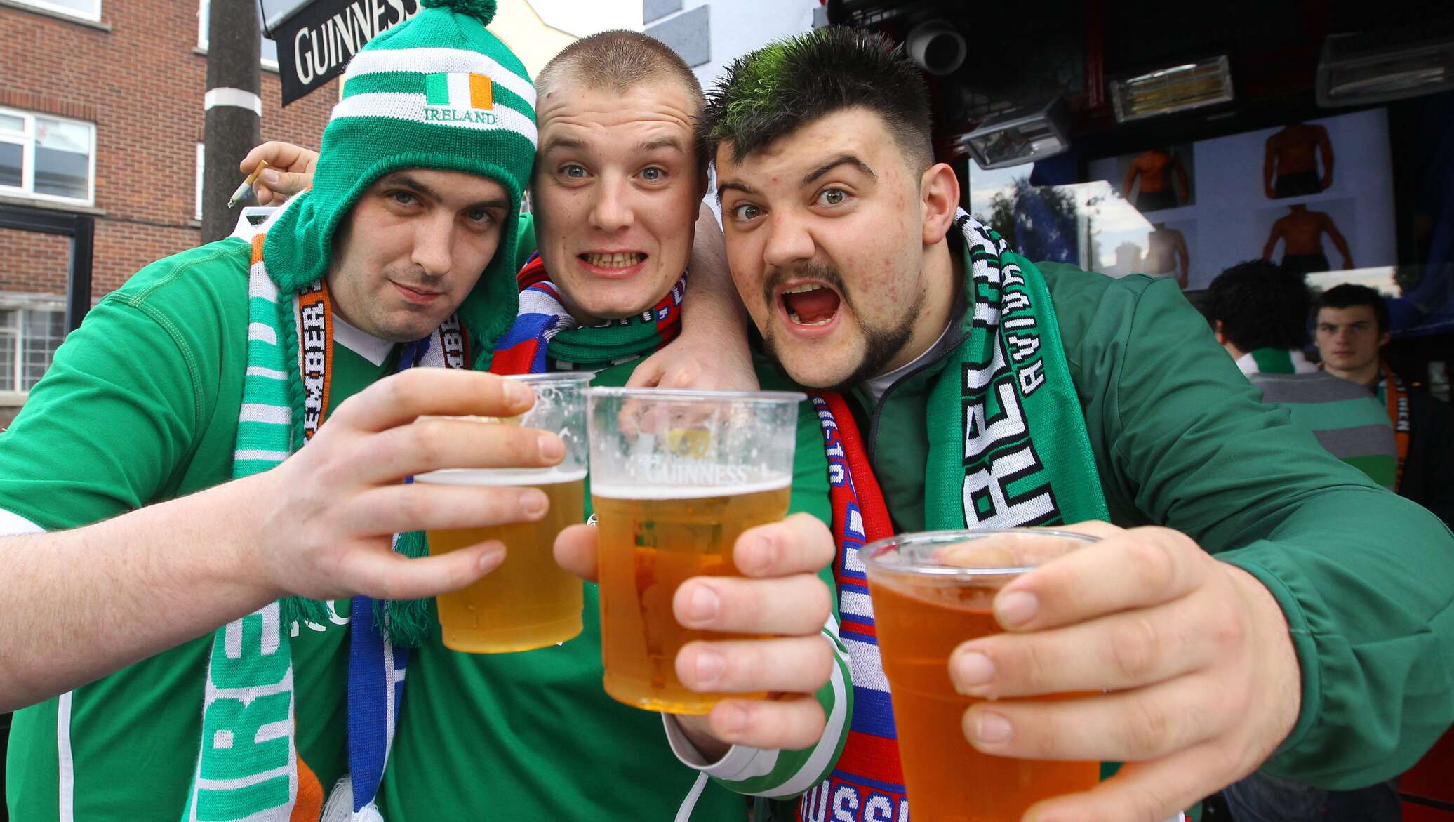 Пиво на стадионах. Пиво и футбол. Ирландцы бухают. Ирландцы в России. Ирландец с пивом.