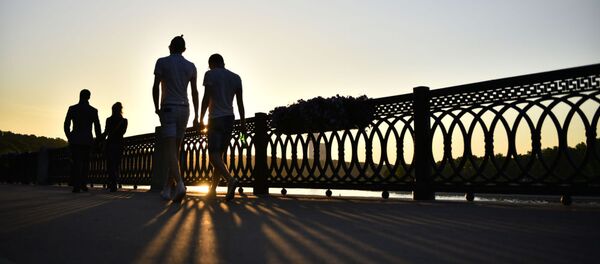 Люди гуляют на Воробьевых горах Люди гуляют на Воробьевых горах - Sputnik Южная Осетия