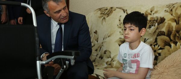 Анатолий Бибилов оказал помощь больным детям Анатолий Бибилов оказал помощь больным детям - Sputnik Южная Осетия